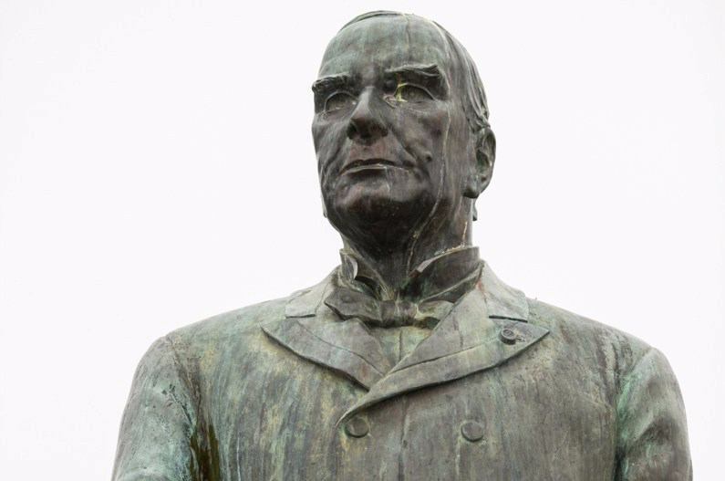 Stick it to the statue!