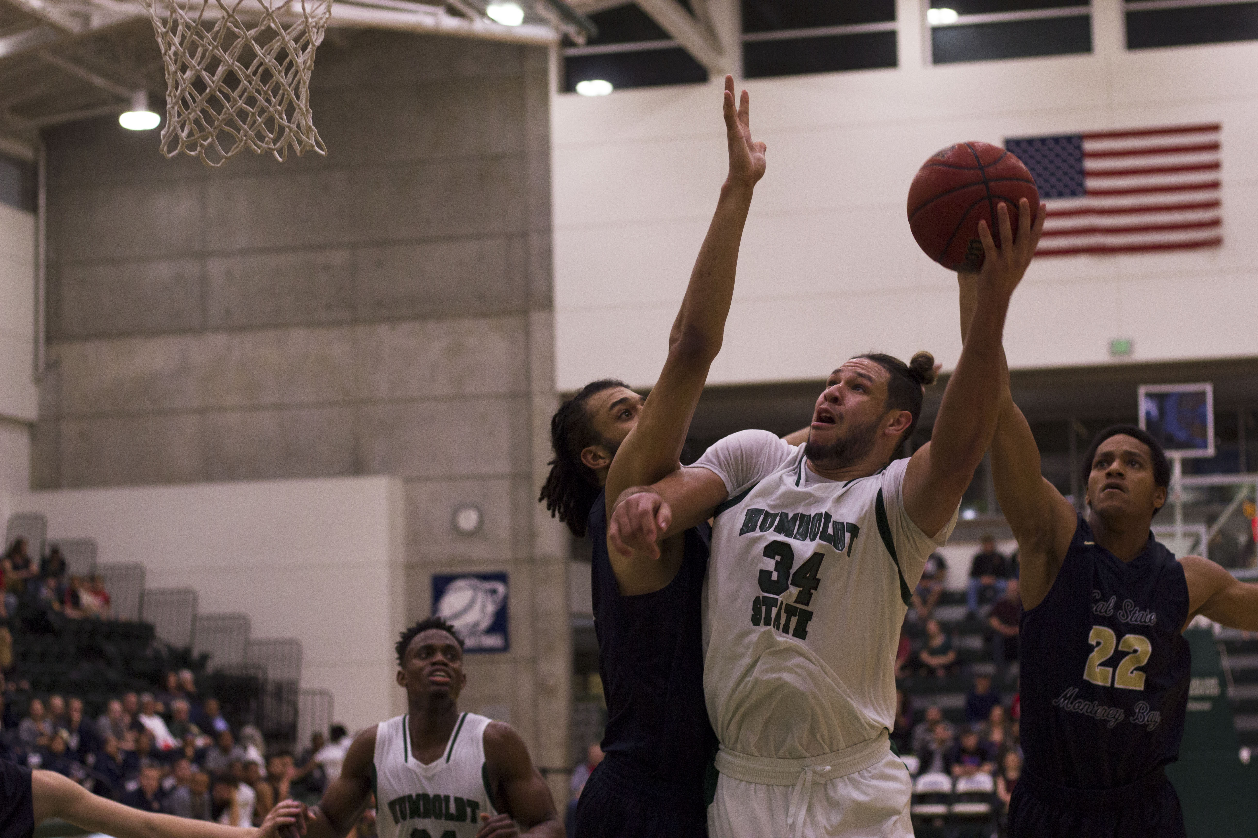 Men’s basketball sweeps Monterey Bay