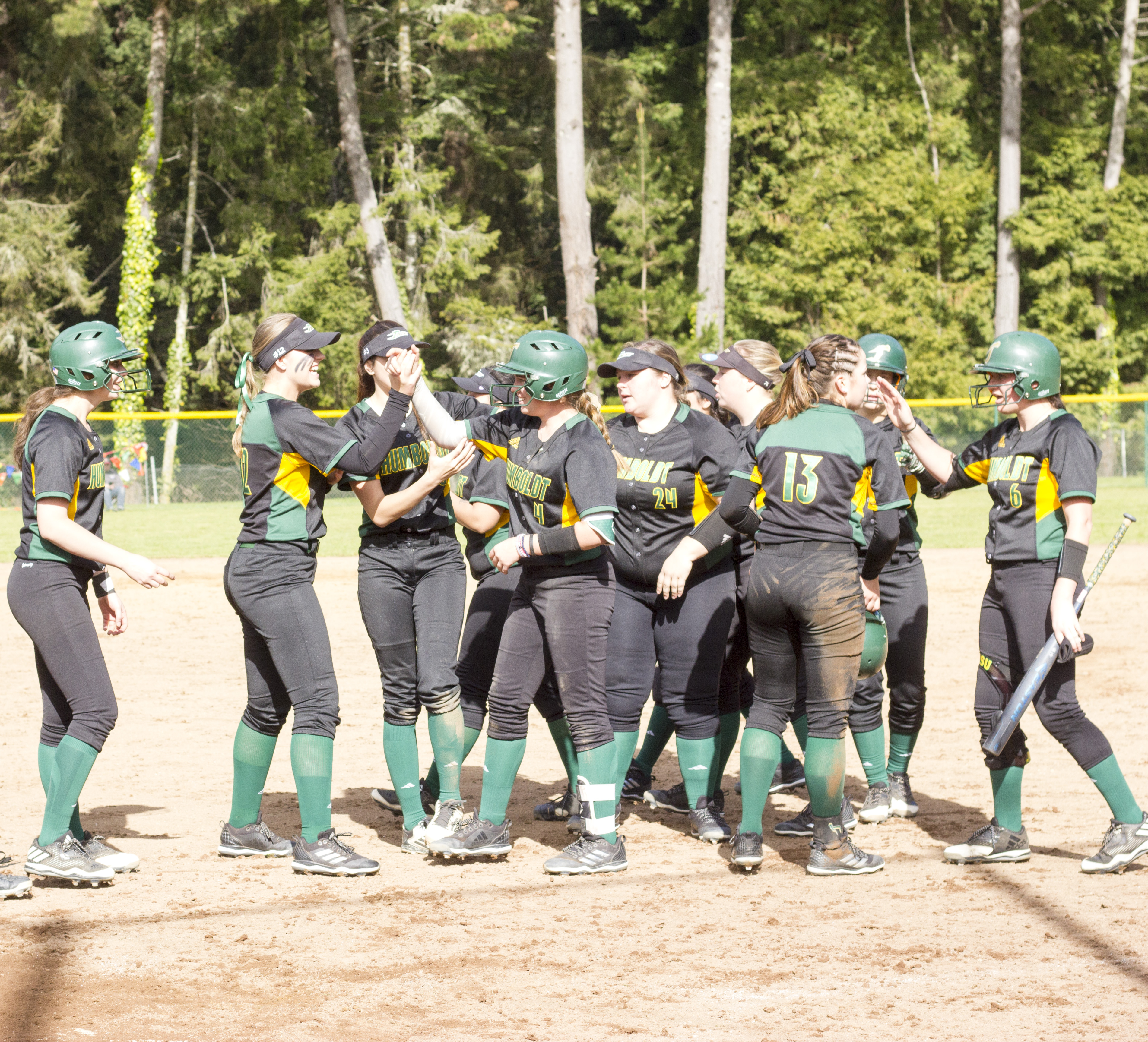 Jacks softball splits doubleheader against Stanislaus State