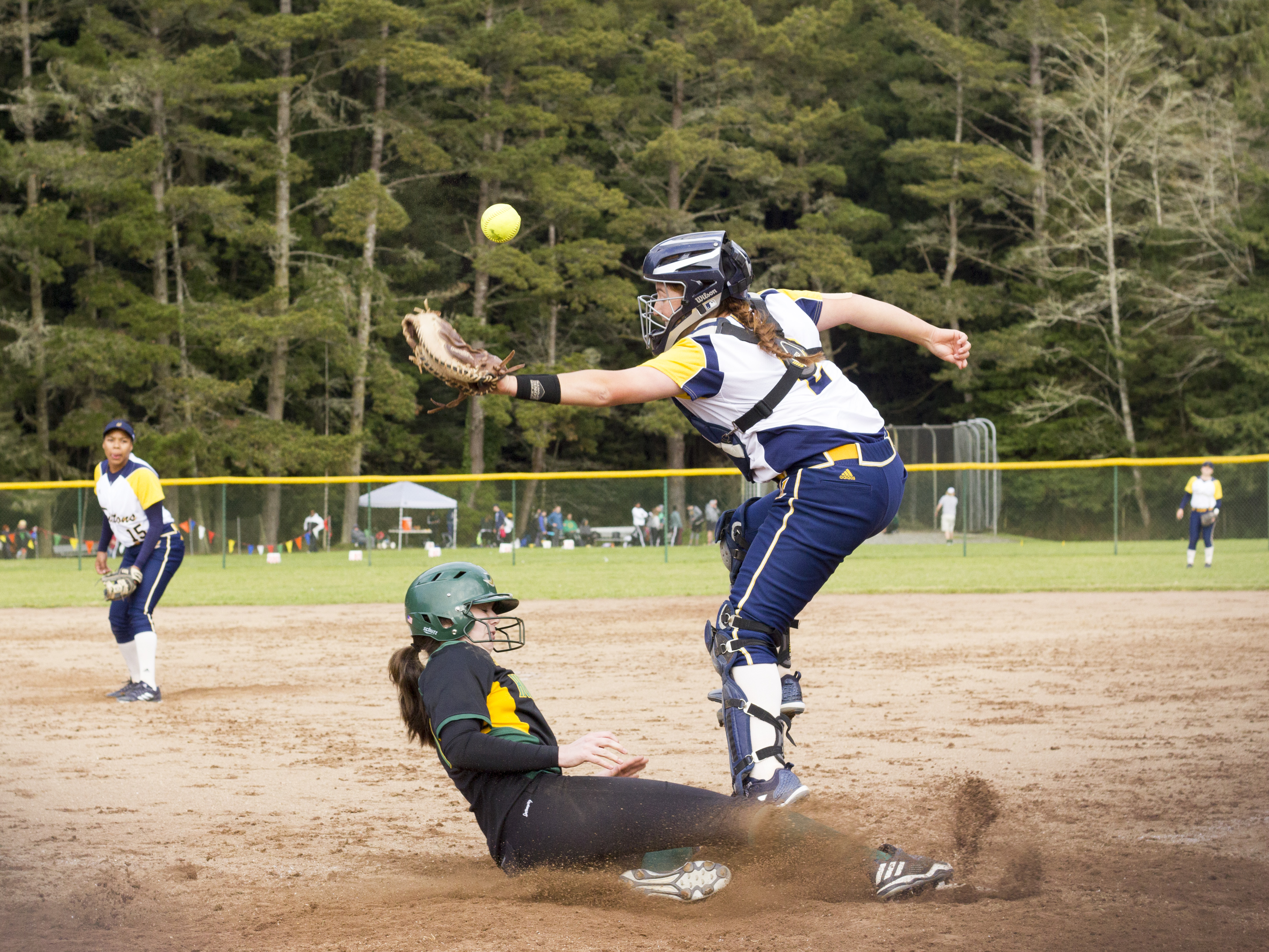 HSU softball splits series against UC San Diego