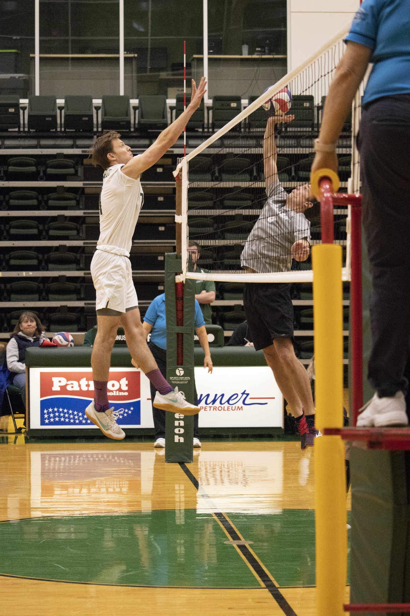 Men’s volleyball powers past William Jessup