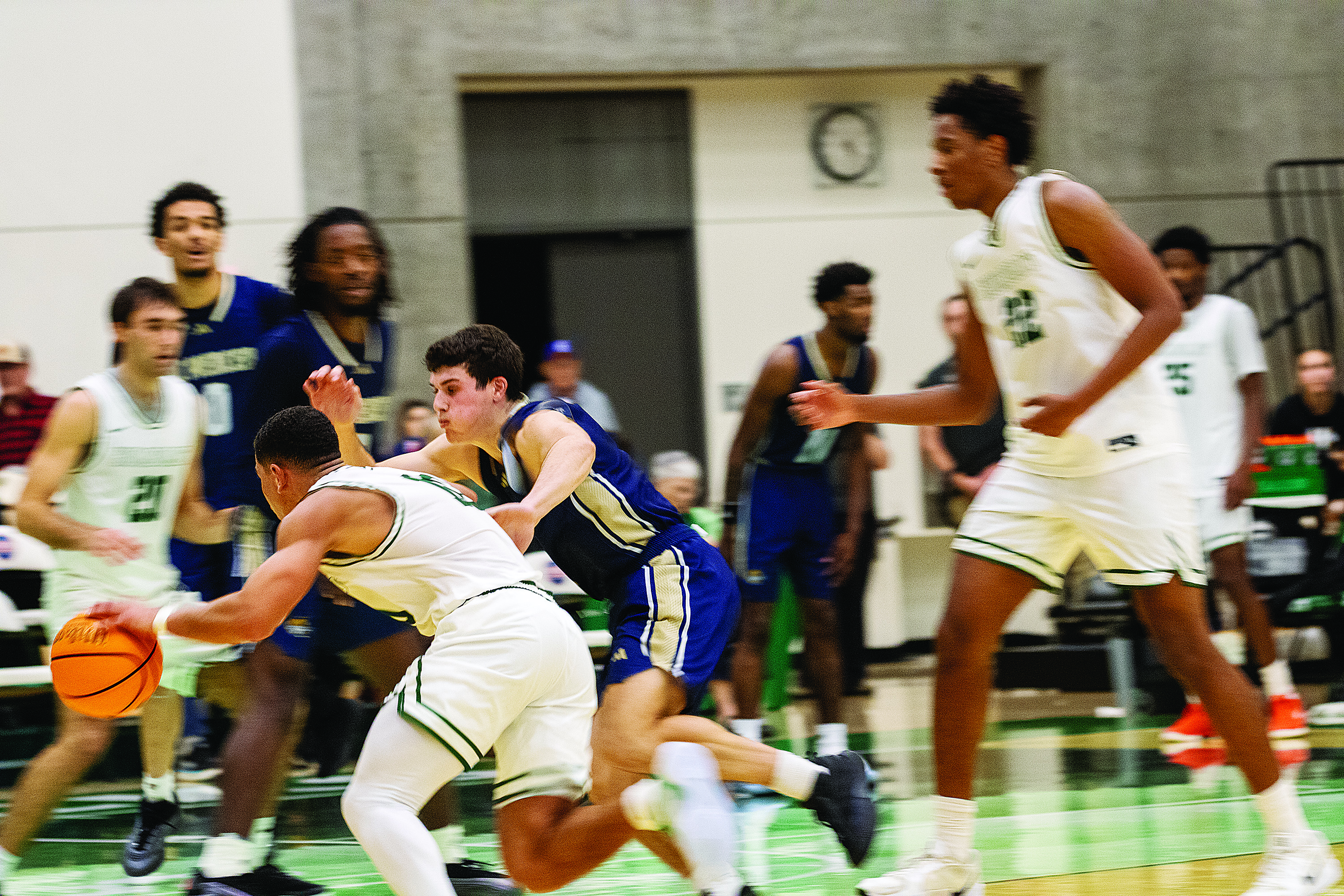 Women’s Basketball triumphs as Men’s fall short